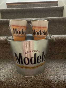 Modelo glasses and bucket