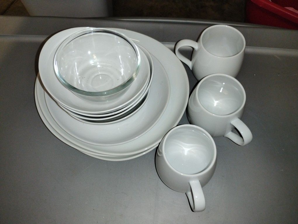 White Dinnerware Set