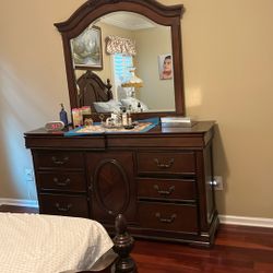 Queen Bedroom, Set