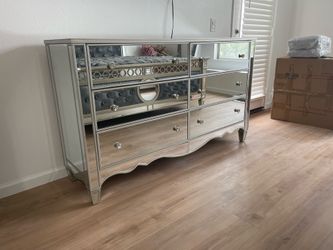 CLEARANCE MIRRORED DRESSER