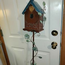 Metal birdhouse stake decor! 