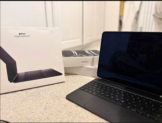 APPLE IPAD PRO M4 13 INCH 256GB + APPLE MAGIC KEBYBOARD - BARELY USED (100% BATTERY - 4 CYCLE COUNT)