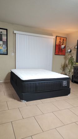 VERY NICE QUEEN SIZE STEARNS AND FOSTER PILLOWTOP MATTRESS AND BOXSPRING FOR SALE! IN GREAT CONDITION, FREE DELIVERY
