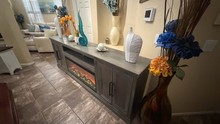 Beautiful extra large fireplace /tv stand in excellent condition 98” inches long