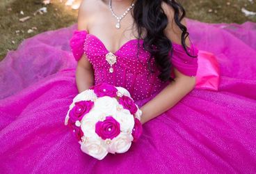 HOT PINK quinceanera dress (140 lb, 5’7)