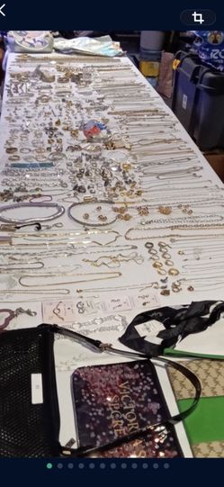 I'm selling 10 bags of used clothing , 450 pieces Jewelry / Estoy vendiendo 10 bolsas de ropa usada y un lote de joyeria de 450 piezas