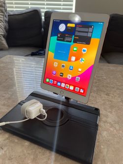 iPad 6th gen 32GB WiFi (charger + case) pink color