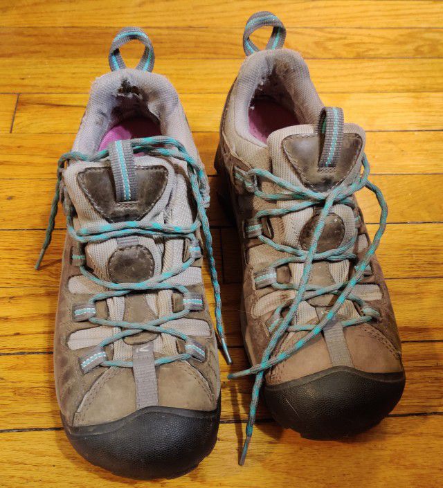 Women's 10.5 Keen Hiking Shoes 