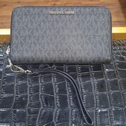 Michael Kors Wristlet/phone Purse