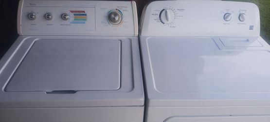 White Whirlpool/ Amana Washer and Electric Dryer Set.