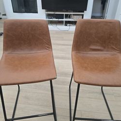 Set of 4 Brown Counter Stools / Bar StoolsSet of 4 brown bar/counter stools in good used condition. Modern style with black metal legs. Selling all 4 