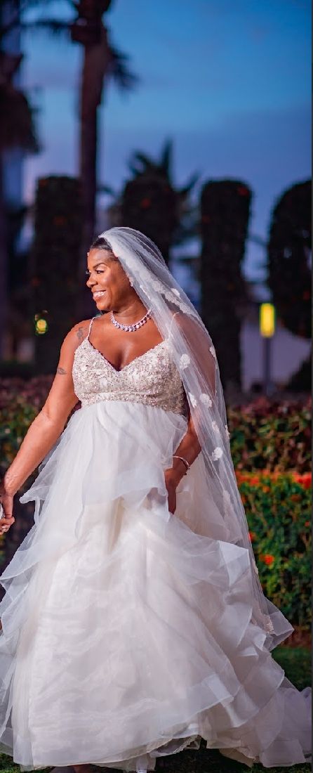 Beautiful Crystal Size 14-16 Wedding Dress 🤩