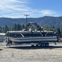 2023 Veranda 25’ Pontoon Boat - Only 31 Hours 