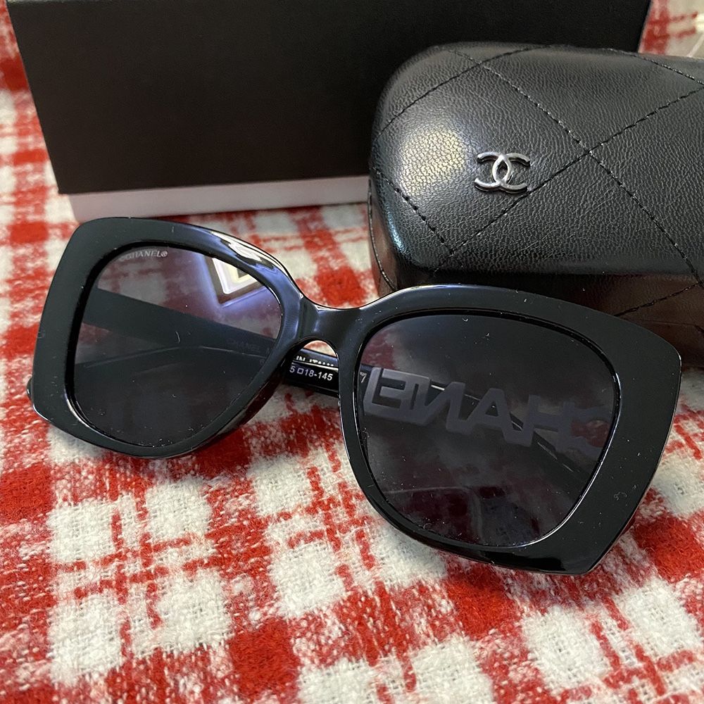 Square Frame Sunglasses With Letter Logo On Temple