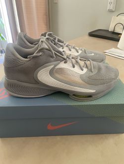Zoom freak 4’s wolf grey