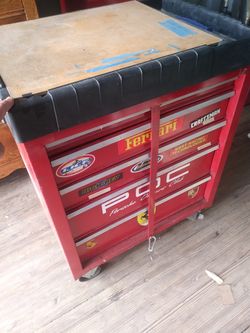 2 sep tool boxes one with a bar that locks all the droors!!