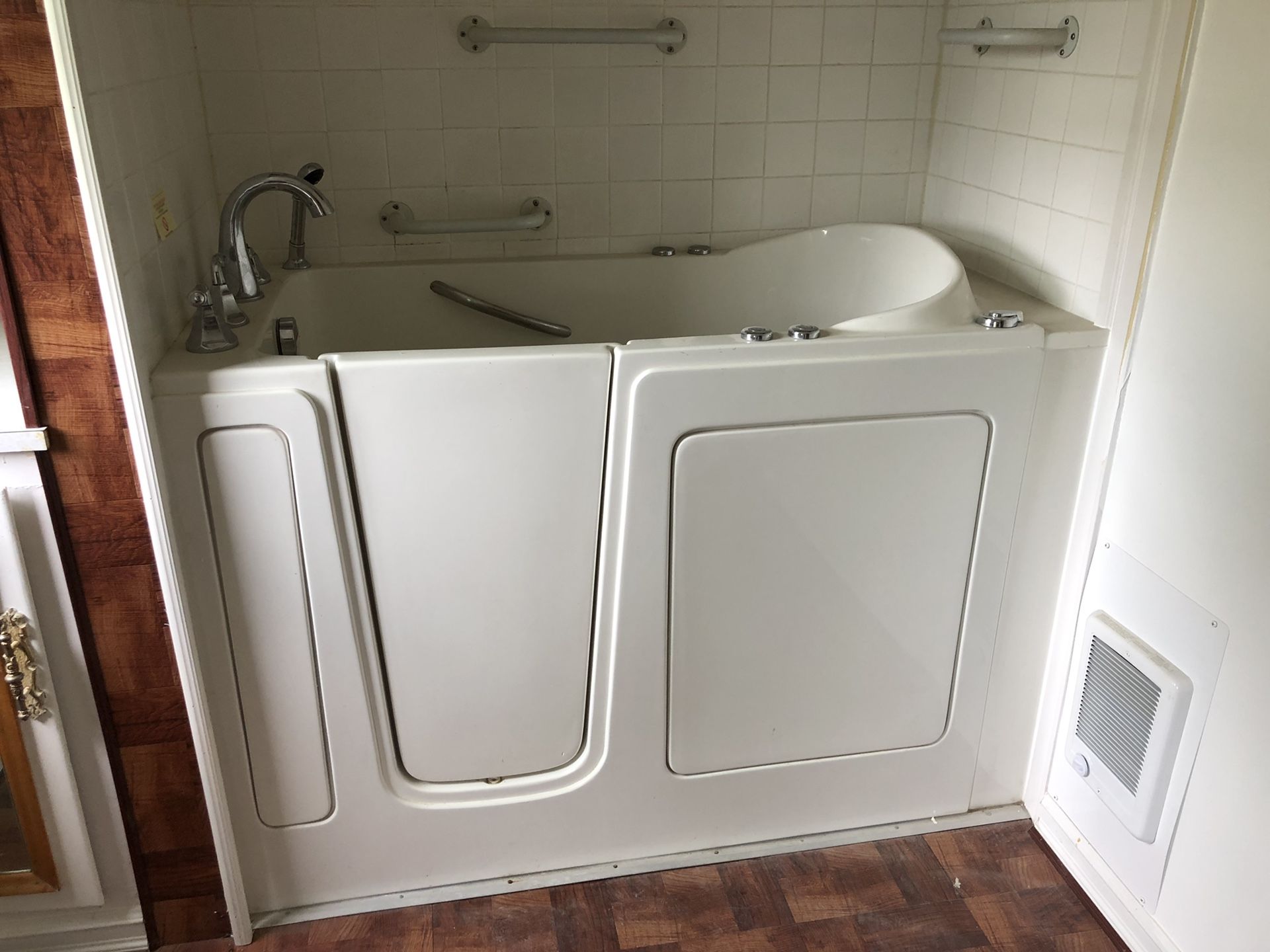 Walk in jacuzzi bath tub with in line heater for disabled for Sale in
