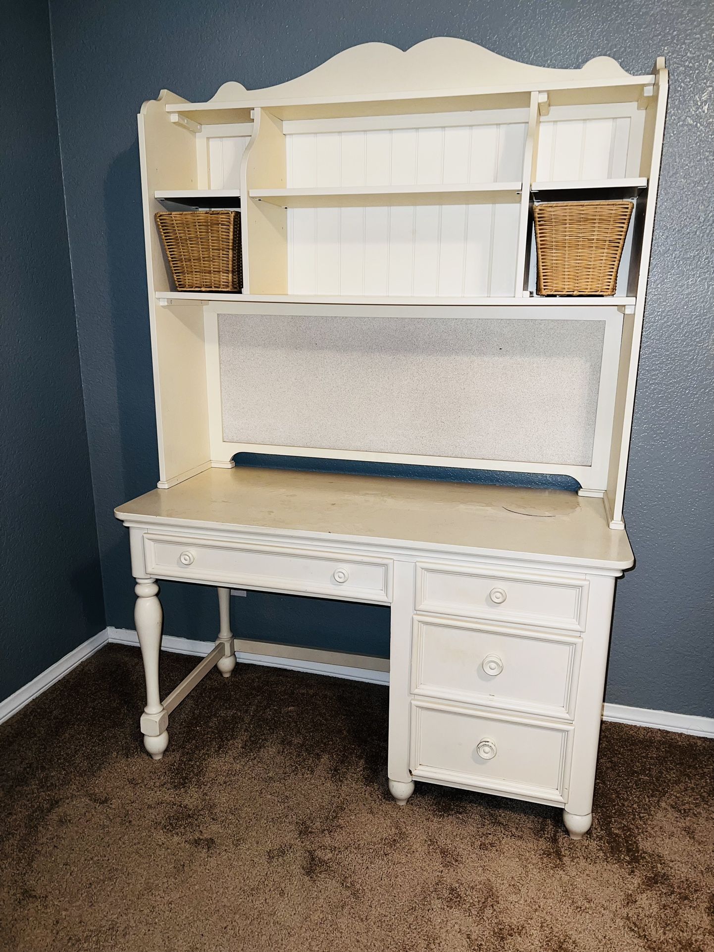 Computer Desk / Hutch