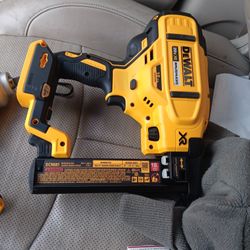 Dewalt 18ga Narrow Crown Staples