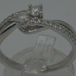 14KT WHITE GOLD FASHION RING SIZE 9; 4.1 GR; W 0.50 PTS ROUND DIAMONDS. PRE OWNED. VERY GOOD CONDITION. WITH 22 SMALL ROUND DIAMONDS APPROXIMATELY 0.2