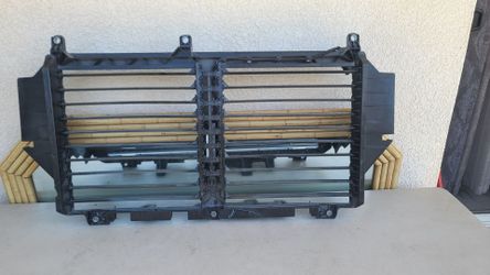 2024 - 2025 TOYOTA TACOMA SHUTTER RADIATOR AIR GENUINE USED OEM.  XX4