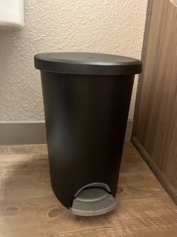 Black Step Trash Can