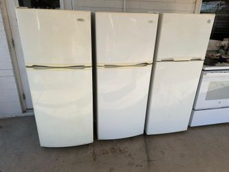 10 cu ft refrigerators ( NEED CLEANING)