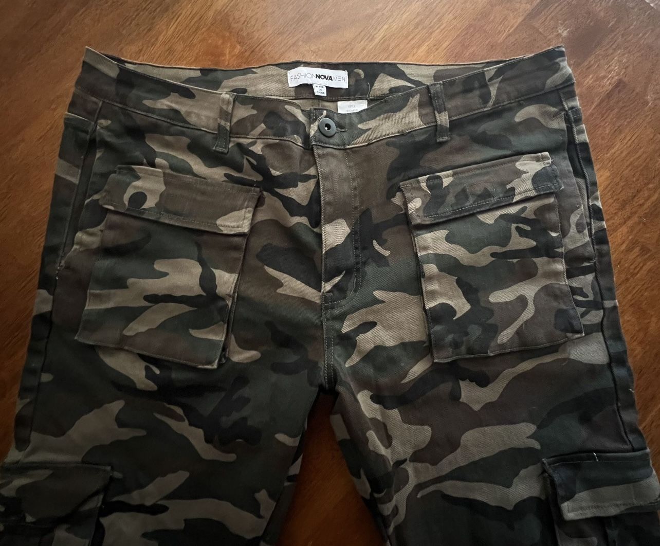 Men's Fashinova Camo Cargo Pants. 38x32