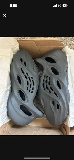 Yeezy Foam Runner Carbon.