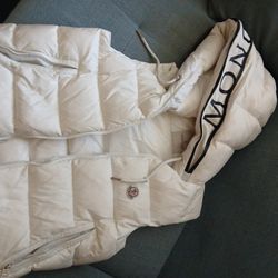 White Moncler Vest Very Unique Solf Fluffy Meterial  Feather Down 🪶 Goose 