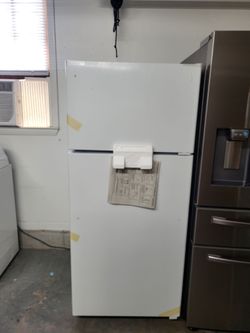 New ge refrigerator (delivery available)