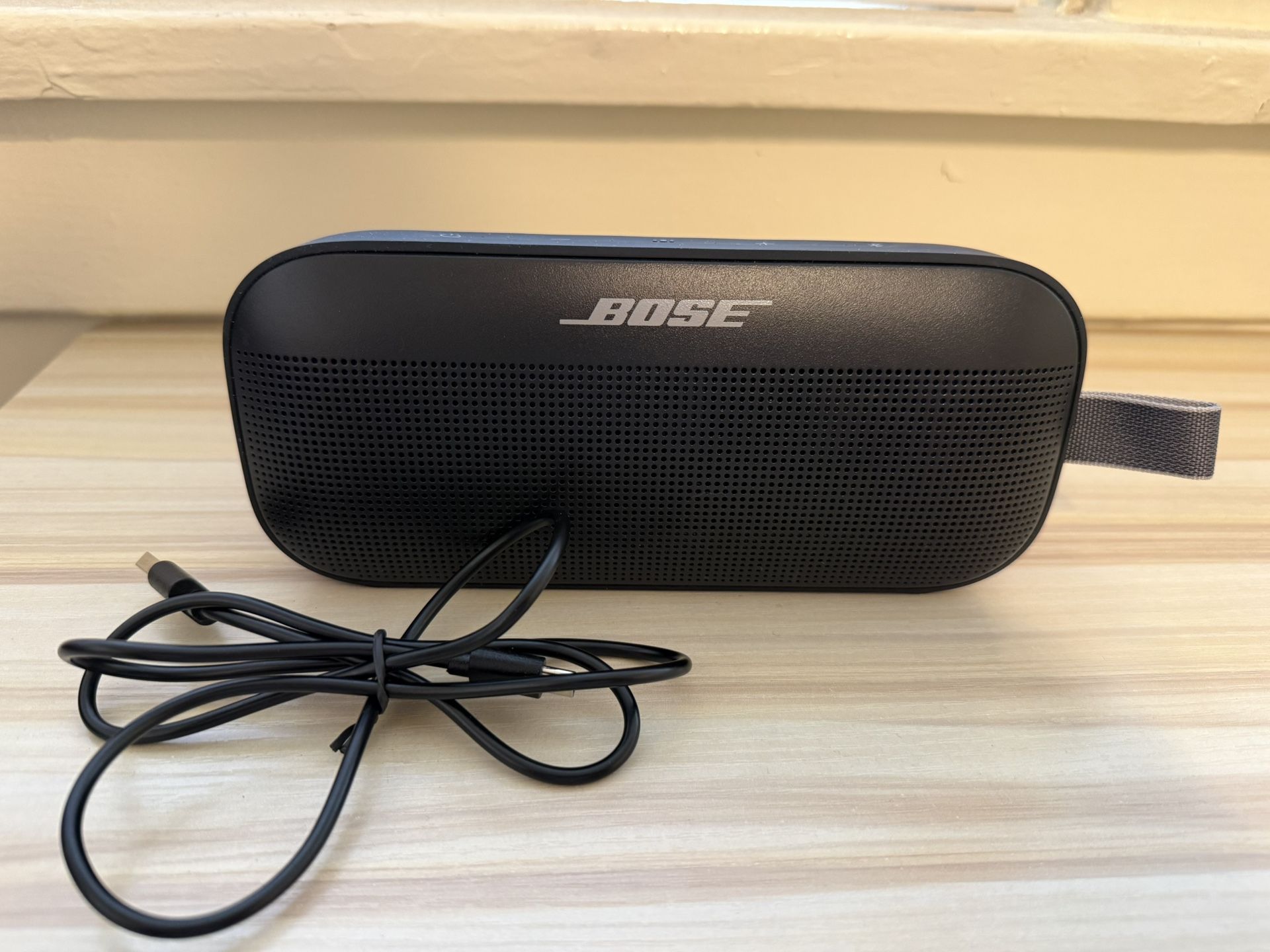 Bose SoundLink Flex Bluetooth Speaker, Portable Speaker with Microphone, Wireless Waterproof Speaker for Travel, Outdoor and Pool Use, Black