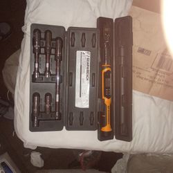 Gearwrench 3/8 Electronic Torque Wrench With Angle And Matching Gear Wrench 5 Piece Magnetic Spark Plug Socket Set