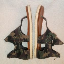 WOMENS SIZE 8 ARMY CAMMO HEEL ZIP UP SANDALS
