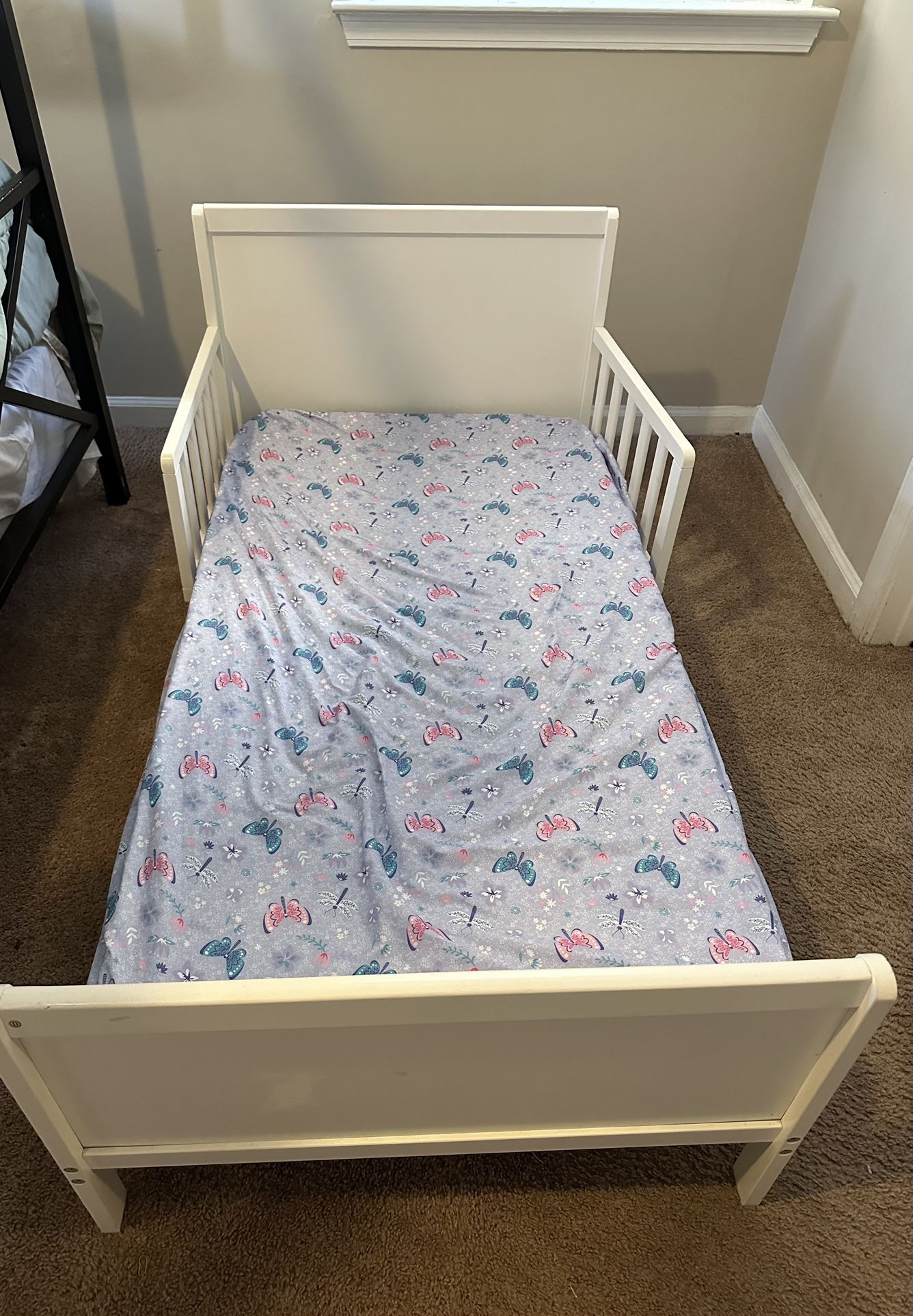 Toddler bed Frame + mattress