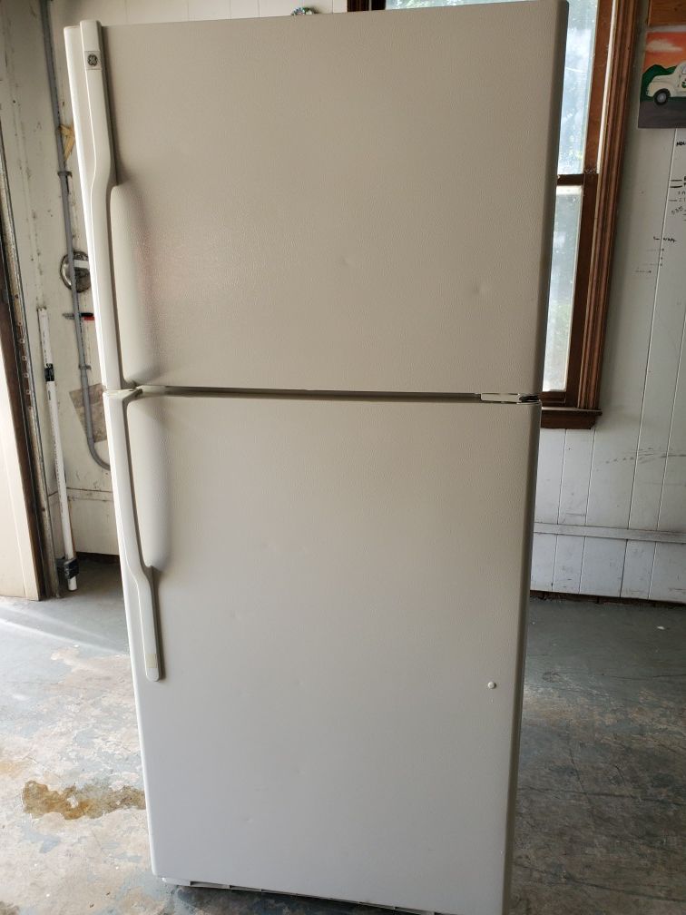GE fridge 18 cubic ft ice cold