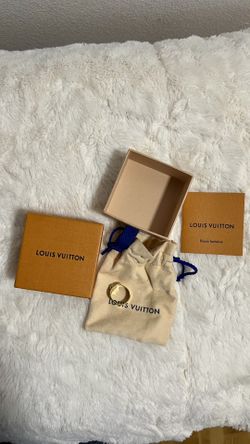 Beautiful Ring, Authentic, Very Good Condition.  Pick Up Only.