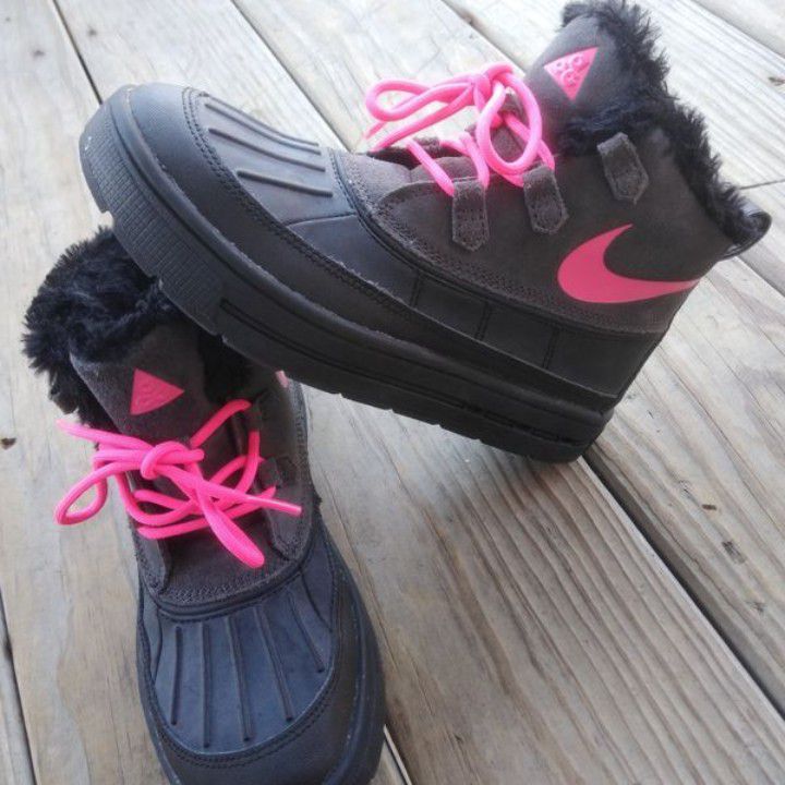 Girl's Nike Duck Boots - 4.5Y