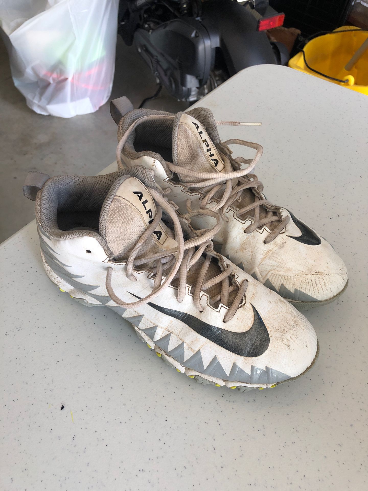 Nike Alpha Cleats Size 6 Youth