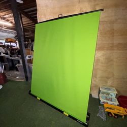 EMART Retractable Green Screen – Used (Minor Flaw, See Pics)