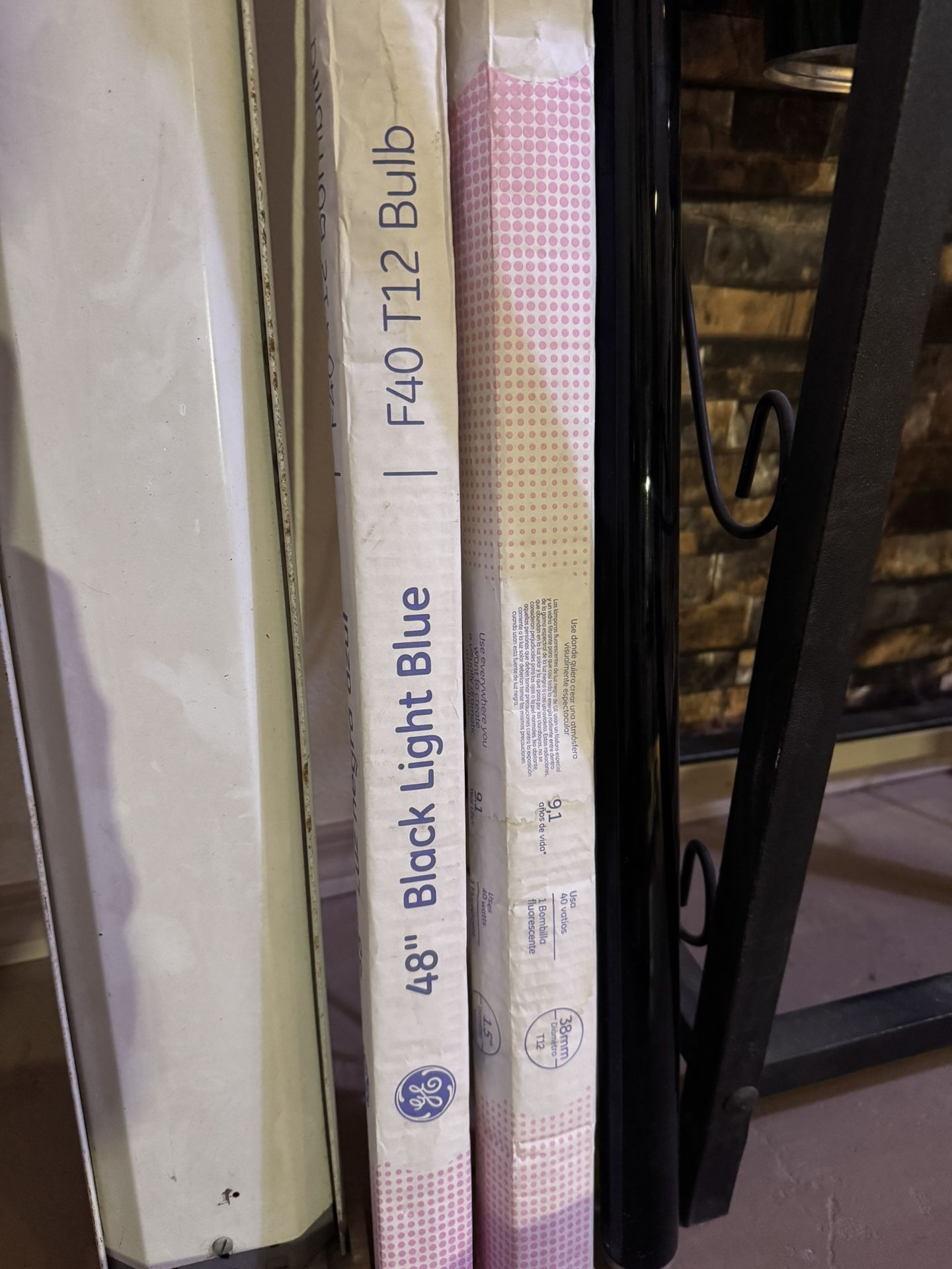 4ft Lamp 2  Strip Light ( W/3 Black Light Bulb 48”)