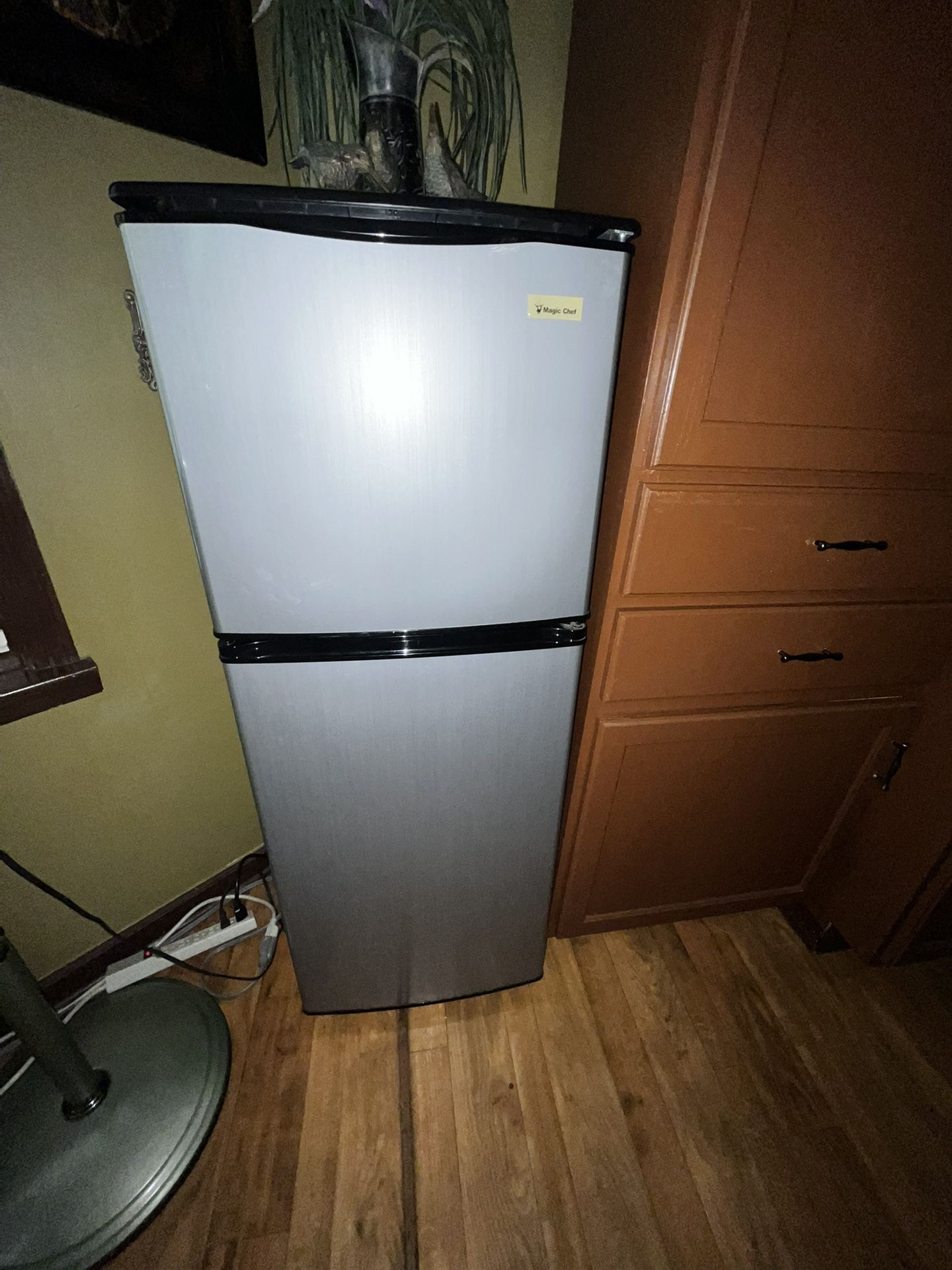Magic Chef Medium Size Fridge (contact info removed)