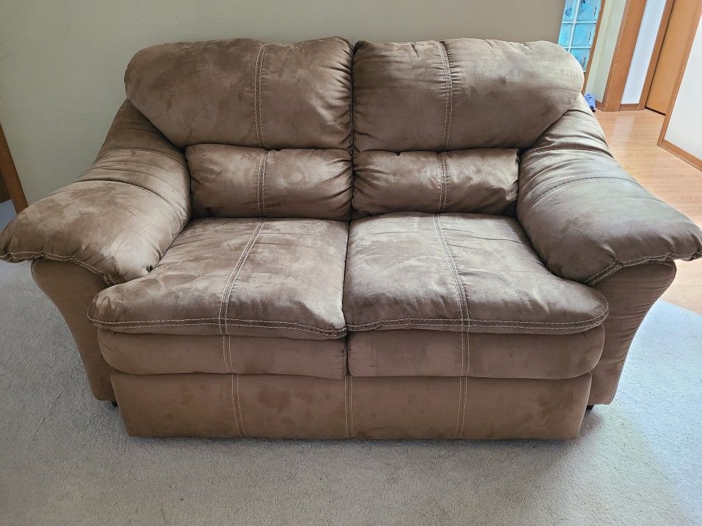 Comfy loveseat Couch