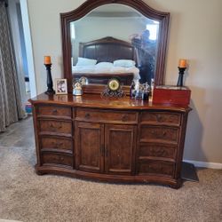 Dresser w/mirror