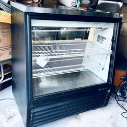 True Bakery Refrigerator Display. Very Clean. It Does Not Cool. It Could Need Freon Or Could Be A Leak. Sold As Is. 