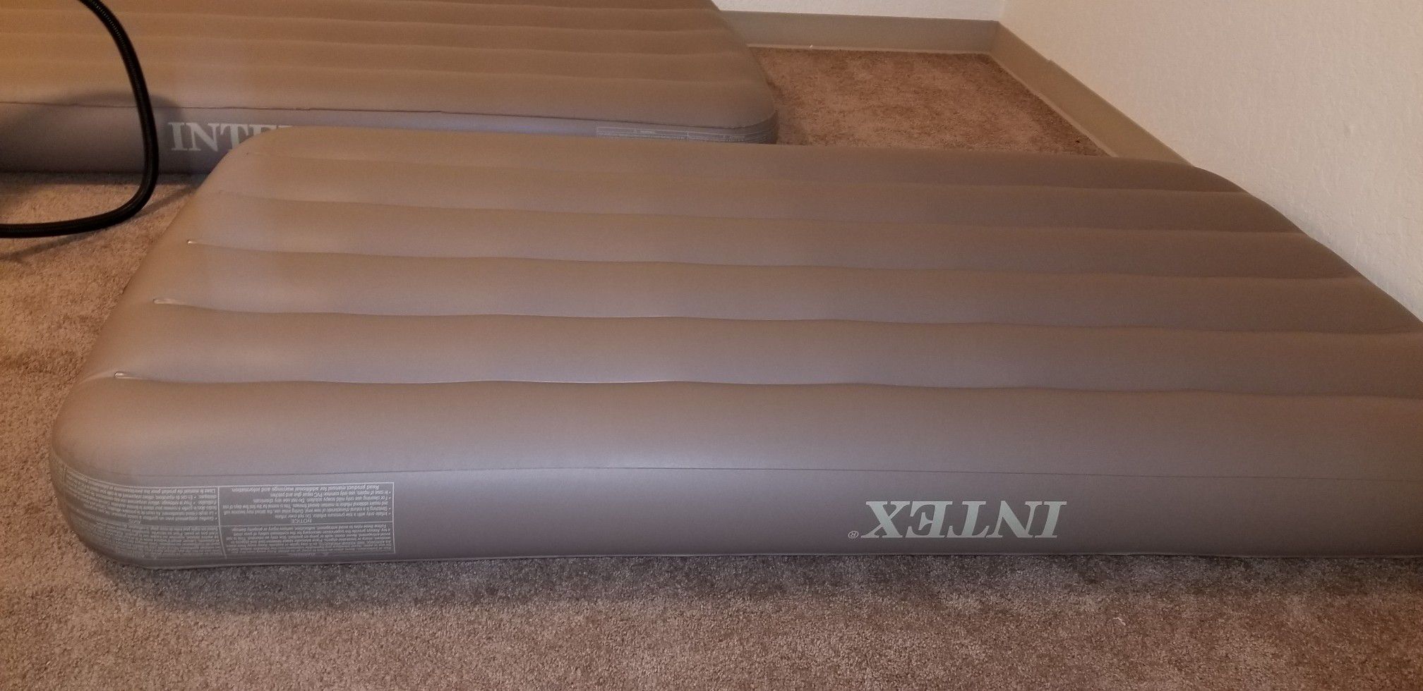 Twin air mattresses with pump