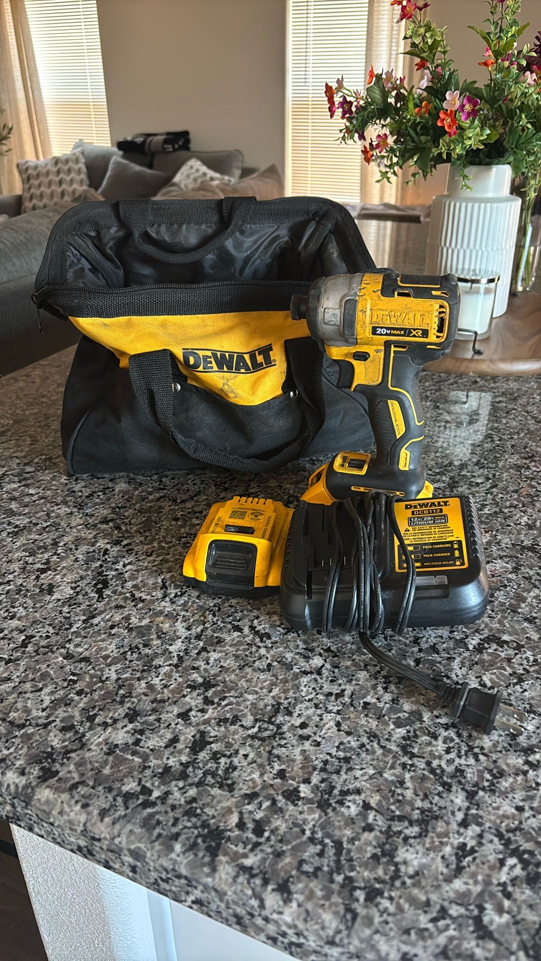 Brushless Dewalt W/ Bag, Charger, 2 Batteries