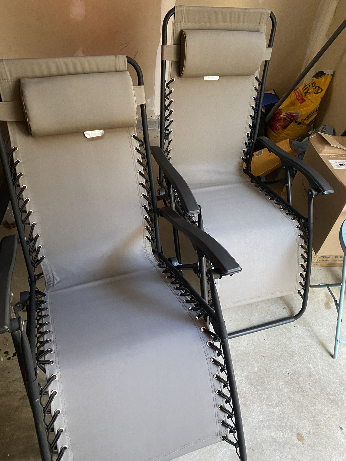 2 zero gravity chairs