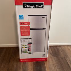 Magic chef 4.5 Cu.Ft. Refrigerator 