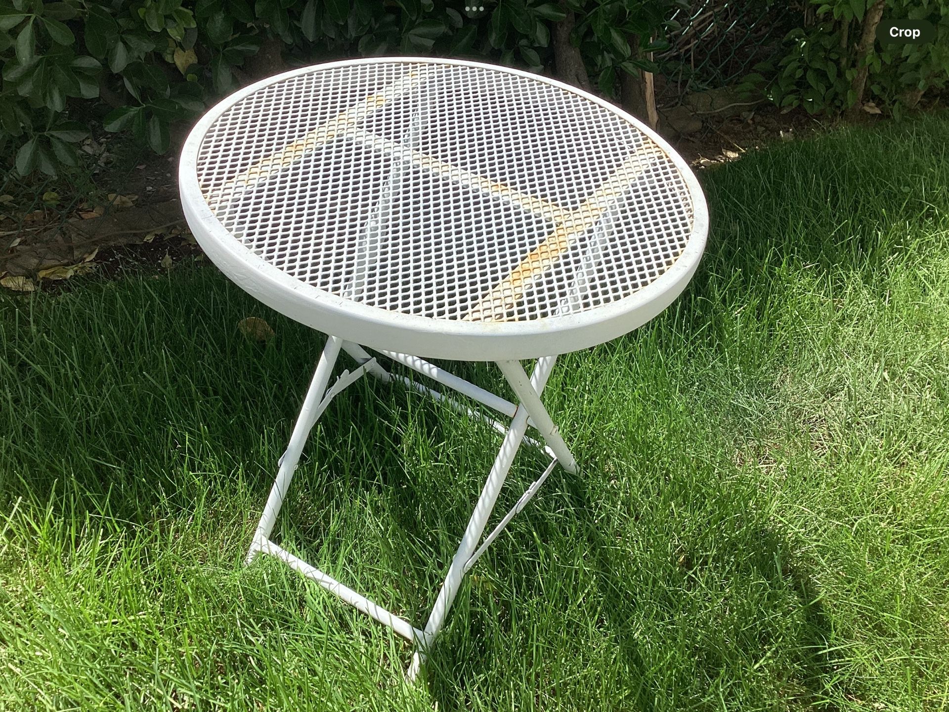 Preowned Vtg. White Wrought Iron Round Small Accent Table Foldable Outdoor Patio Stand 20” Tall